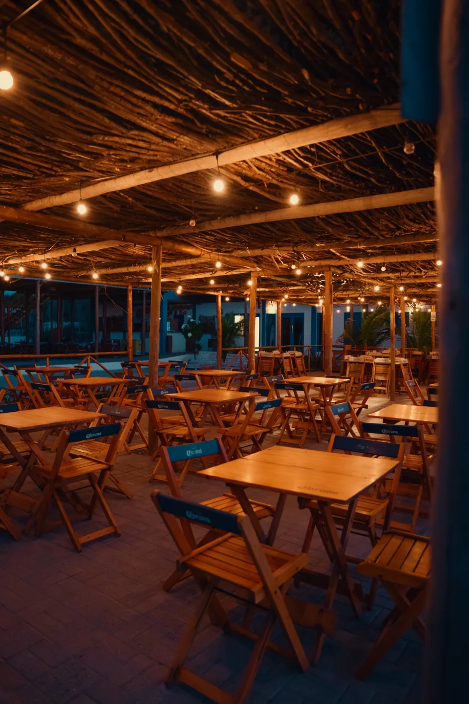 Ambiente do restaurante Barraca Azul ao anoitecer