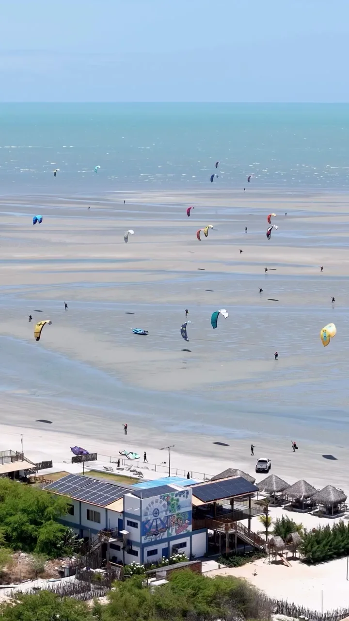 Vista aérea da Barraca Azul e de vários kites na Praia de Alagamar