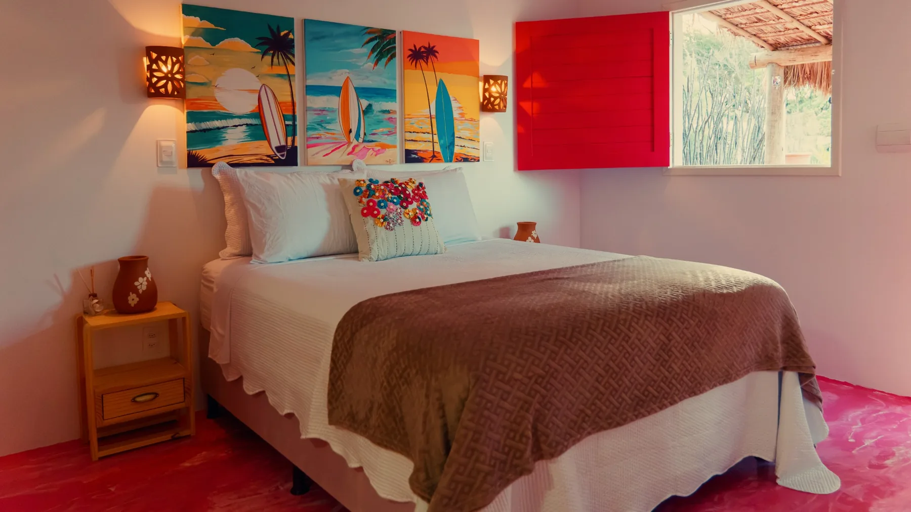 Quarto Wave com cama e janela vermelha